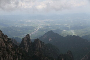 高山云海间的壮丽景观
