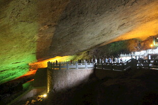地下溶洞景观 色彩绚丽