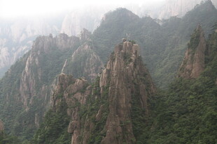 壮丽奇峰 云雾缭绕的山景