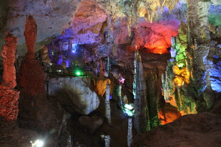 奇幻多彩的地下溶洞景观
