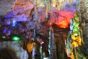 梦幻溶洞景观 色彩斑斓