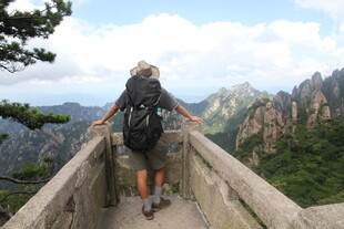 徒步者漫步山间栈道