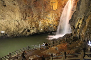 洞内瀑布景观 游人漫步