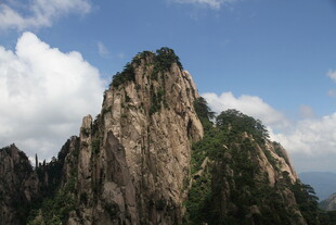 巍峨山峰 蓝天白云相伴