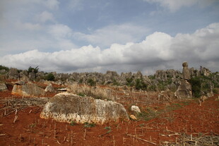 荒野中的巨石与红土地