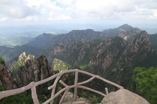 山巅观景台俯瞰壮丽群山