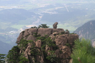 山顶奇石屹立于青山间