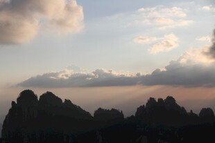 夕阳下的山峦与云朵