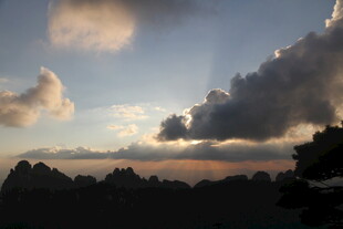 黄昏时分的山峦与云霞