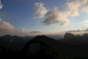 山间夕阳下的壮丽云海