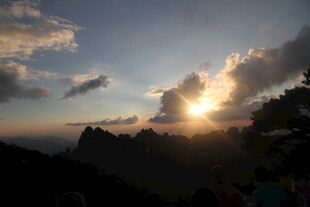 日出时分的壮丽山景