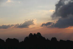 日落时分的山峦剪影