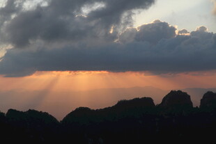 日出云海间的山峦美景