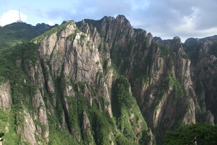 巍峨峻峭的壮丽山峰