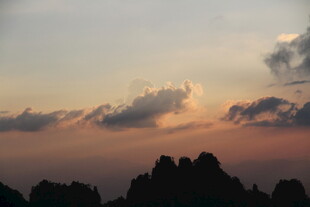 日落时分的山峦美景