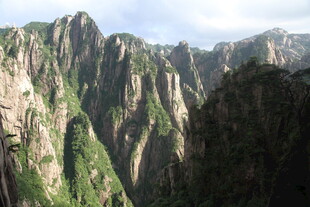 壮丽巍峨的陡峭山峰