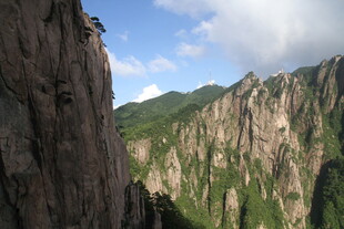 壮丽山景 峭壁与葱郁山峦