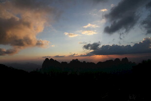 黄昏时分的山峦与彩云