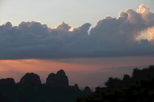 夕阳下的山峦与壮丽云彩