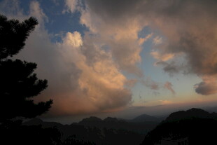 黄昏山林间的绚烂云霞