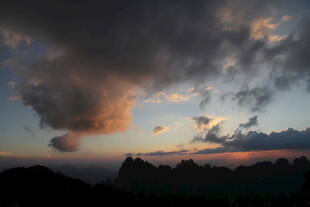 日落时分的壮丽天空景观