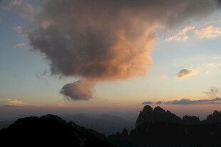 夕阳下的山峦与奇幻云彩