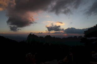 黄昏时分的绚烂天空景观