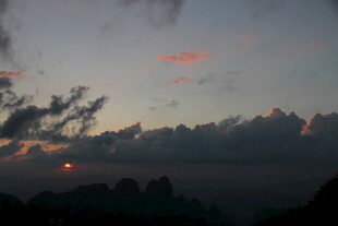 日落时分的天空与山峦