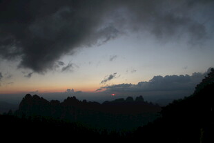 山间暮色 乌云下的壮丽景观