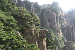 奇峰峻岭间的绿意景致