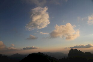 山间暮色中的美丽云彩