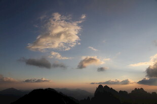 山间晚空 云霞共映美景