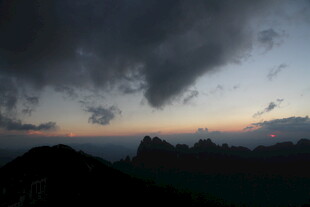 黄昏时分山间乌云密布