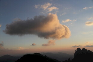 黄昏山峦上的梦幻云朵