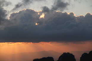 日落时分的山峦与云霞