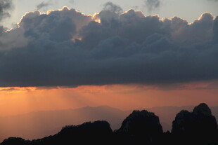 夕阳下的山峦与云层