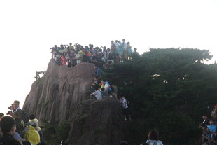 山顶人群观景热闹场景