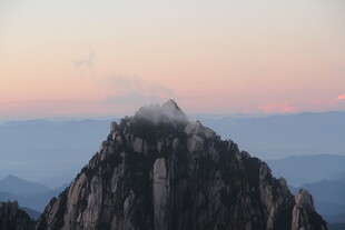 日出时的巍峨山峰