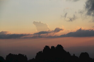 日落时分的山峦剪影