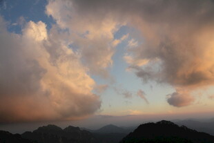 壮丽晚霞下的山峦美景