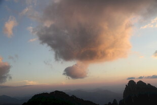 日落时分的壮丽山景云景