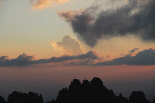 日落时分的山峦与云彩