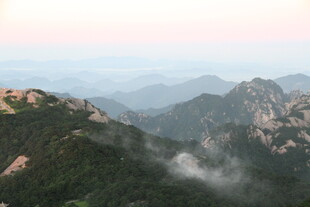 山峦云海间的壮美风光