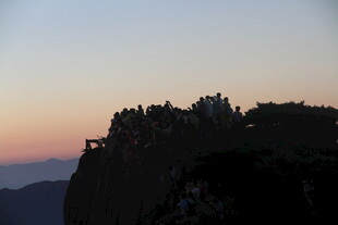 黄昏下的山巅轮廓