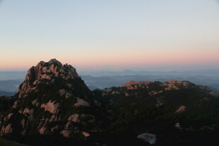 黄昏下的壮丽山景