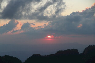 日落时分的山峦与云霞