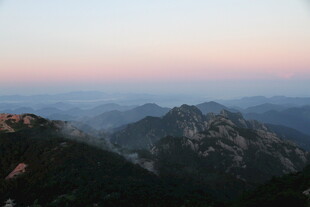 日暮下的壮丽山峦景色