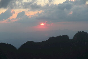 日落山峦间的壮美景色
