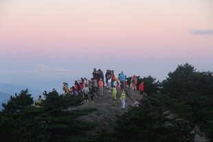 山顶人群赏绝美黄昏景色