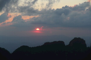 日落山峦间美景